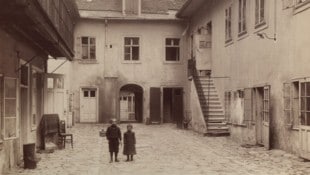 Ein Bild aus der Lange Gasse 50 in der Josefstadt. Wer könnten die beiden Kinder im Bild sein?