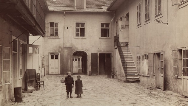 Ein Bild aus der Lange Gasse 50 in der Josefstadt. Wer könnten die beiden Kinder im Bild sein?