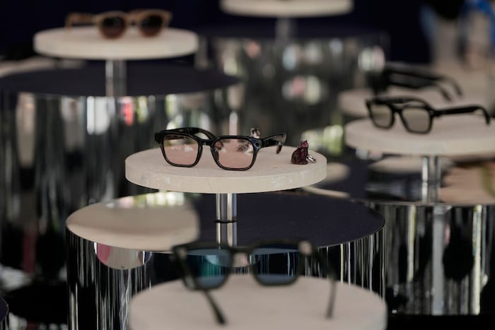 Meta bringt eine KI-Brille mit Display trotz Datenschutzbedenken nach Europa.