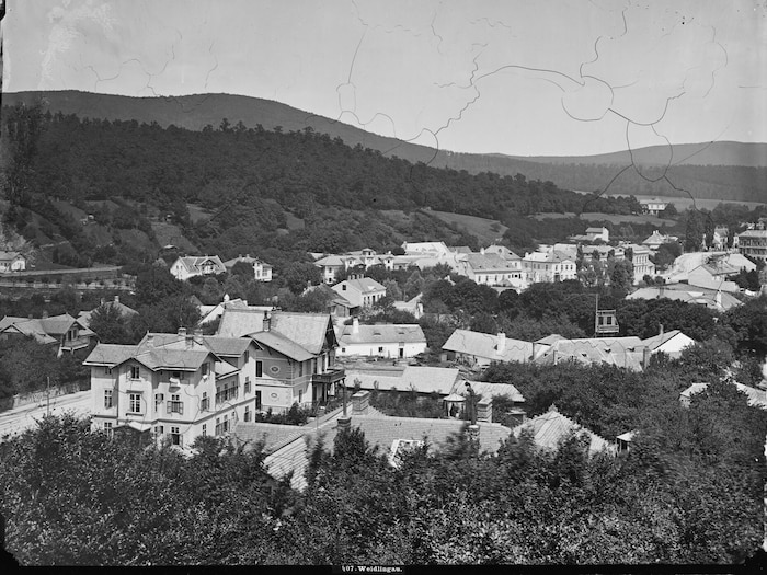Das Bild zeigt Weidlingau im 14. Bezirk – aber von wo aus wurde das fotografiert, und was sind ...