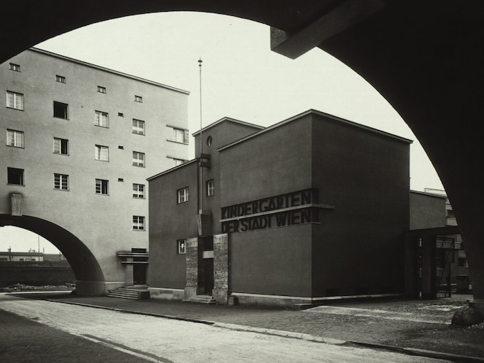 Das ist eindeutig der Kindergarten im Karl-Marx-Hof – aber wer hat das Bild wann aus welchem ...