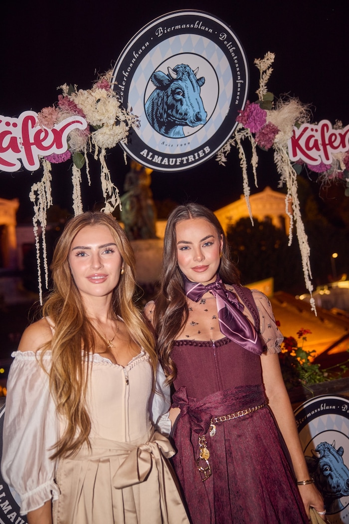 Lara Rúnarsson, im Bild mit Anna von Klinski (l.), trugt gleich beidrTrends: zum Dirndl Federica ...