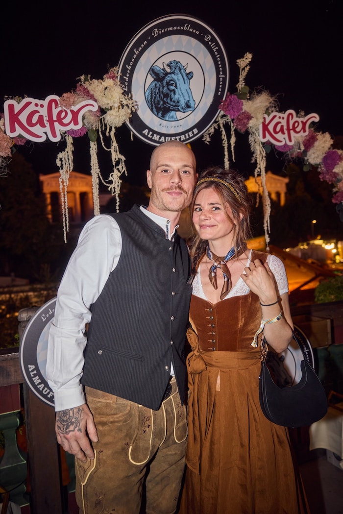 Patrick Verbeek und Joyce Ilg (Dirndl Malvina & Dirndlbluse Nani) beim Krüger Almauftrieb 2026
