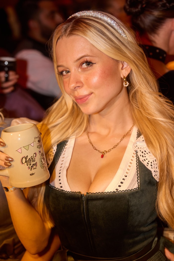 Kati K Dirndl (Velorae & Dirndlbluse Miralyn) mit Glitzerhaareifen