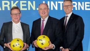 Stefan Sandberger (re.) mit dem ÖFB-Aufsichtsratsvorsitzenden Josef Pröll (M.) und Teamchef Ralf ...