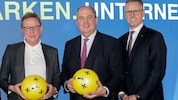Stefan Sandberger (re.) mit dem ÖFB-Aufsichtsratsvorsitzenden Josef Pröll (M.) und Teamchef Ralf ...