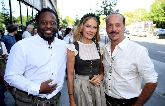 Jenny Elvers, flankiert von Mola Adebisi und Alex Christensen hat eine Biene, ein Brezel und ...