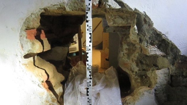 Dieses Loch schlugen die Täter in die Wand.