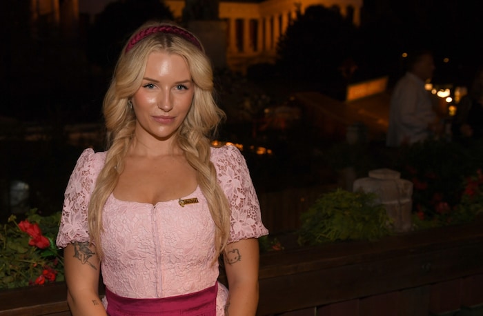 Lottie Moss, die Halbschwester von Kate Moss, trug einen gedrehten Haarreifen