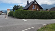 Die Kreuzung ist aufgrund einer hohen Hecke für Fußgänger schwer einsehbar.