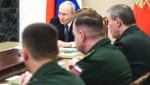 Russlands Machthaber Wladimir Putin im Kreise seiner Generäle