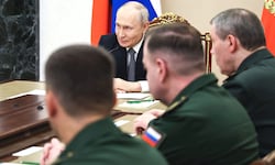 Russlands Machthaber Wladimir Putin im Kreise seiner Generäle