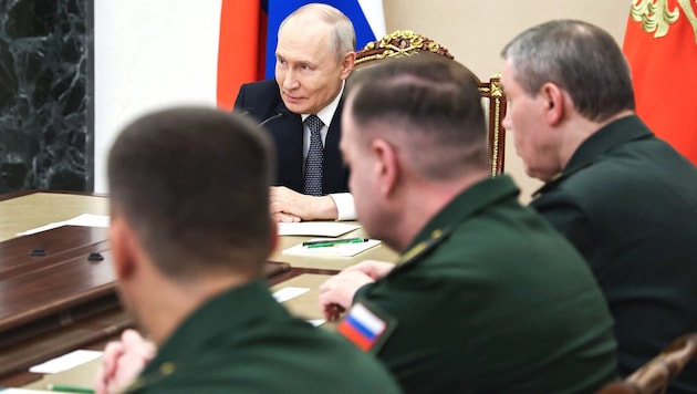 Russlands Machthaber Wladimir Putin im Kreise seiner Generäle