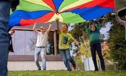 Sowohl Gruppen- als auch Einzelbetreuung für Kinder in Krisen bietet Rainbows an.