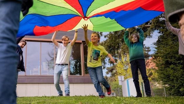 Sowohl Gruppen- als auch Einzelbetreuung für Kinder in Krisen bietet Rainbows an.