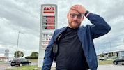 „Tanktourist“ Laszlo Nickl aus Sopron tankt sein Auto seit zehn Jahren bei der AVIA-Tankstelle ...