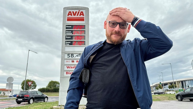 „Tanktourist“ Laszlo Nickl aus Sopron tankt sein Auto seit zehn Jahren bei der AVIA-Tankstelle ...
