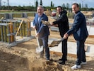 Nickelsdorfs Bürgermeister Gerhard Zapfl, Energie Burgenland Vorstandsvorsitzender Stephan ...