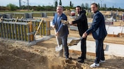 Nickelsdorfs Bürgermeister Gerhard Zapfl, Energie Burgenland Vorstandsvorsitzender Stephan ...