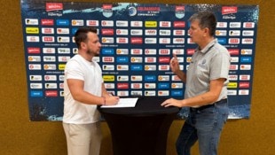 Dragonz-General-Manager Roland Knor (re.) im Detail-Gespräch mit der „Krone“.