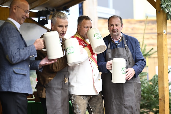 Schunkeln, feiern und anstoßen! Mit dabei: Wiesn Kaiser Johann Pittermann, Bezirks- vorsteher ...