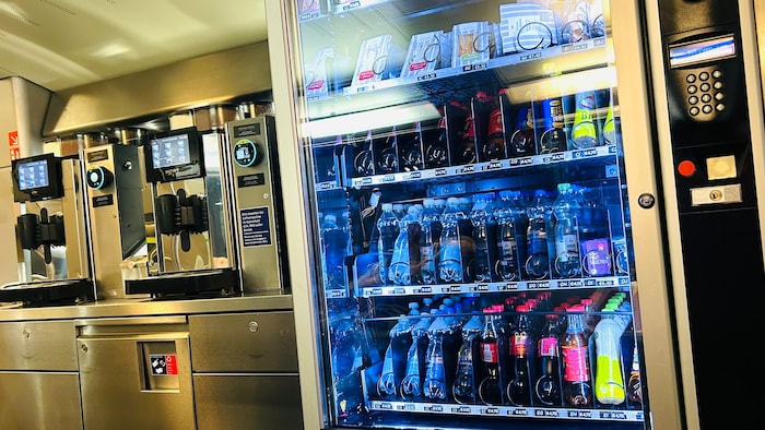 Das heiße Wasser für den Tee darf man sich gratis beim Kaffeeautomaten nebenan nehmen.