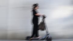 Während dem Scooterfahren sollte das Handy in der Tasche bleiben!