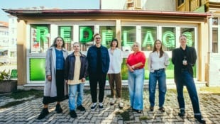 Intendantin und Kuratorin Ekaterina Degot (3. v. re.) mit Künstlerinnen, Kokuratorinnen und ...