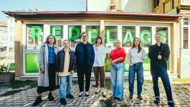 Intendantin und Kuratorin Ekaterina Degot (3. v. re.) mit Künstlerinnen, Kokuratorinnen und ...