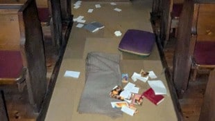 Der oder die Täter warfen alles, was nicht niet- und nagelfest war, in der Kirche umher.