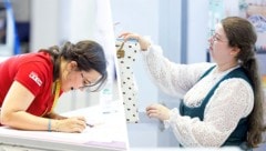Am Donnerstag stellten Schneiderin Julia Kaufmann (li.) und Verkäuferin Anna Tritscher ihr ...