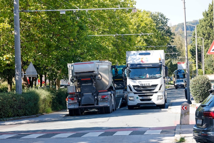 Mehrere Laster in der 30er-Zone – tagtäglich. Dabei war die Bachstraße nie für den ...