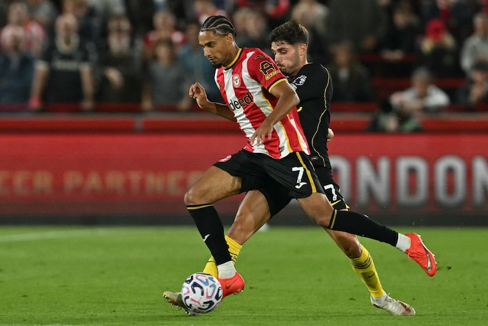 Kevin Schade im Dress von Brentford.