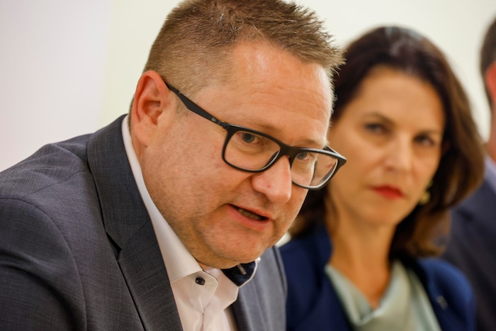 Wolfgang Mayer darf sich künftig neben den Mammut-Ressorts Finanzen und Verkehr auch noch um ...