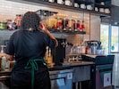 Die US-Kaffeehauskette Starbucks hat angekündigt, 250 Filialen in Nordamerika schließen zu ...