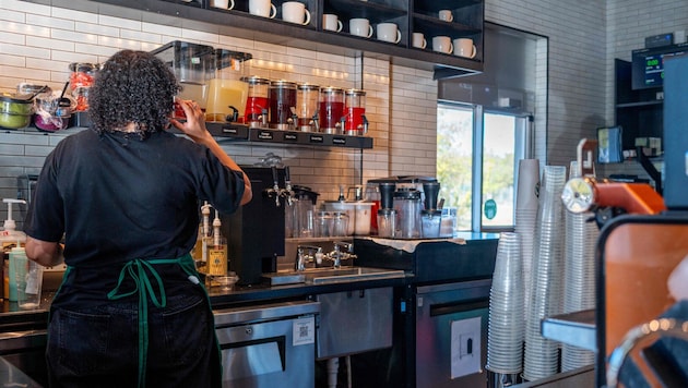 Die US-Kaffeehauskette Starbucks hat angekündigt, 250 Filialen in Nordamerika schließen zu ...