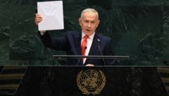 Während seiner Ansprache hielt Netanyahu ein Starlink-Gerät in die Höhe und wies auf die ...