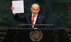 Während seiner Ansprache hielt Netanyahu ein Starlink-Gerät in die Höhe und wies auf die ...