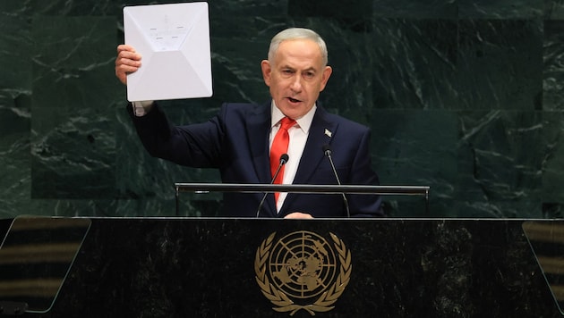 Während seiner Ansprache hielt Netanyahu ein Starlink-Gerät in die Höhe und wies auf die ...