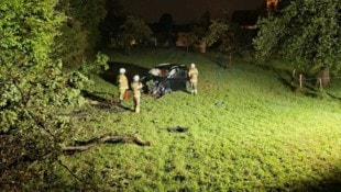 Die Fahrt endet mit einem Verletzten Fahrer und einem zerstörten Auto auf der Wiese