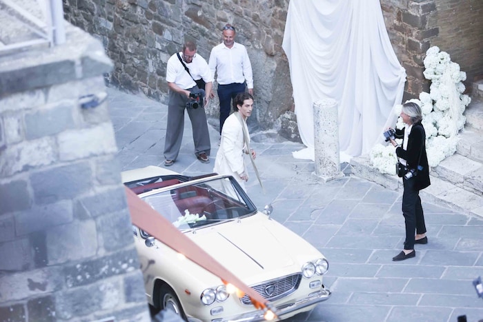 Damiano David fuhr mit einem weißen Cabrio zu seiner Trauung vor.