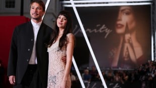 Dakota Johnson erschien zur Premiere des Films „Verity“ in einem weißen Spitzenkleid, das nur ...