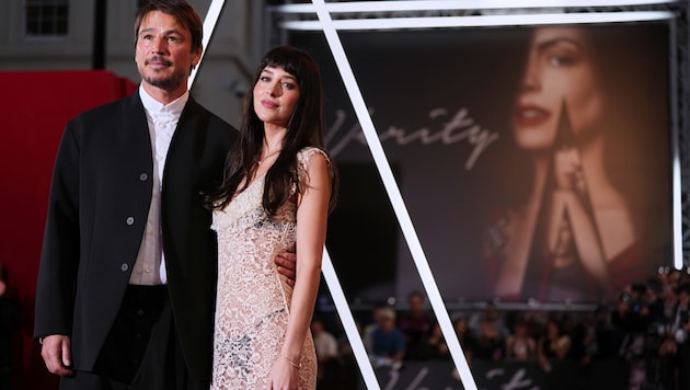 Dakota Johnson erschien zur Premiere des Films „Verity“ in einem weißen Spitzenkleid, das nur ...