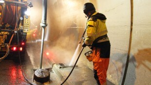 Bis Anfang Dezember werden Landesstraßentunnel in ganz Salzburg gereinigt und gewartet.