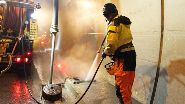 Bis Anfang Dezember werden Landesstraßentunnel in ganz Salzburg gereinigt und gewartet.