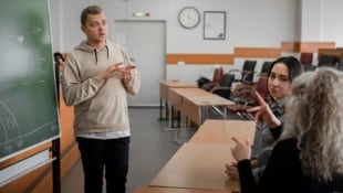In der Steiermark lernen aktuell 20 Schüler die Gebärdensprache. Sie konnten das Fach als ...