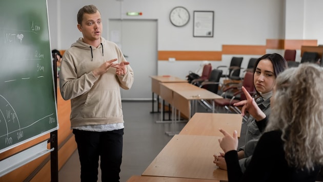 In der Steiermark lernen aktuell 20 Schüler die Gebärdensprache. Sie konnten das Fach als ...