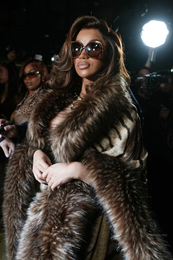 Ihr Outfit mit Fake-Fur und Raubtiermuster war ein echter Hingucker.