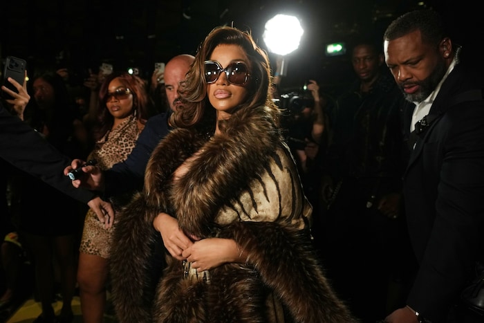Cardi B rockte den Mob-Wife-Style bei der Schau von Roberto Cavalli.