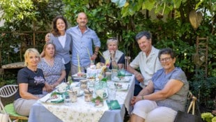 Umgeben von Freunden und Verwandten kredenzte er Köstlichkeiten